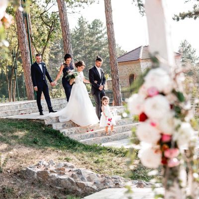 младоженци кумове и шаферка вървят към ритуал на крепост Хисарлъка