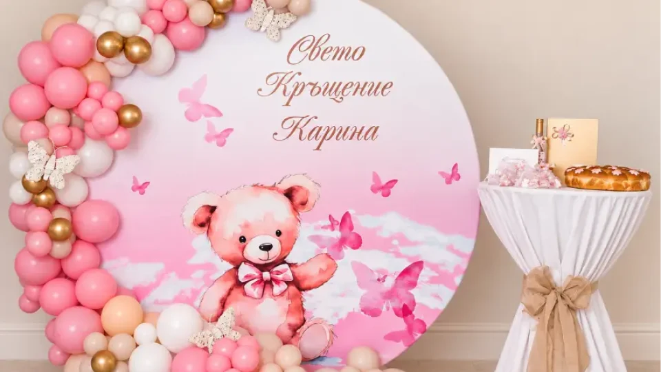 Украса на кръщене с розови балони и масичка.